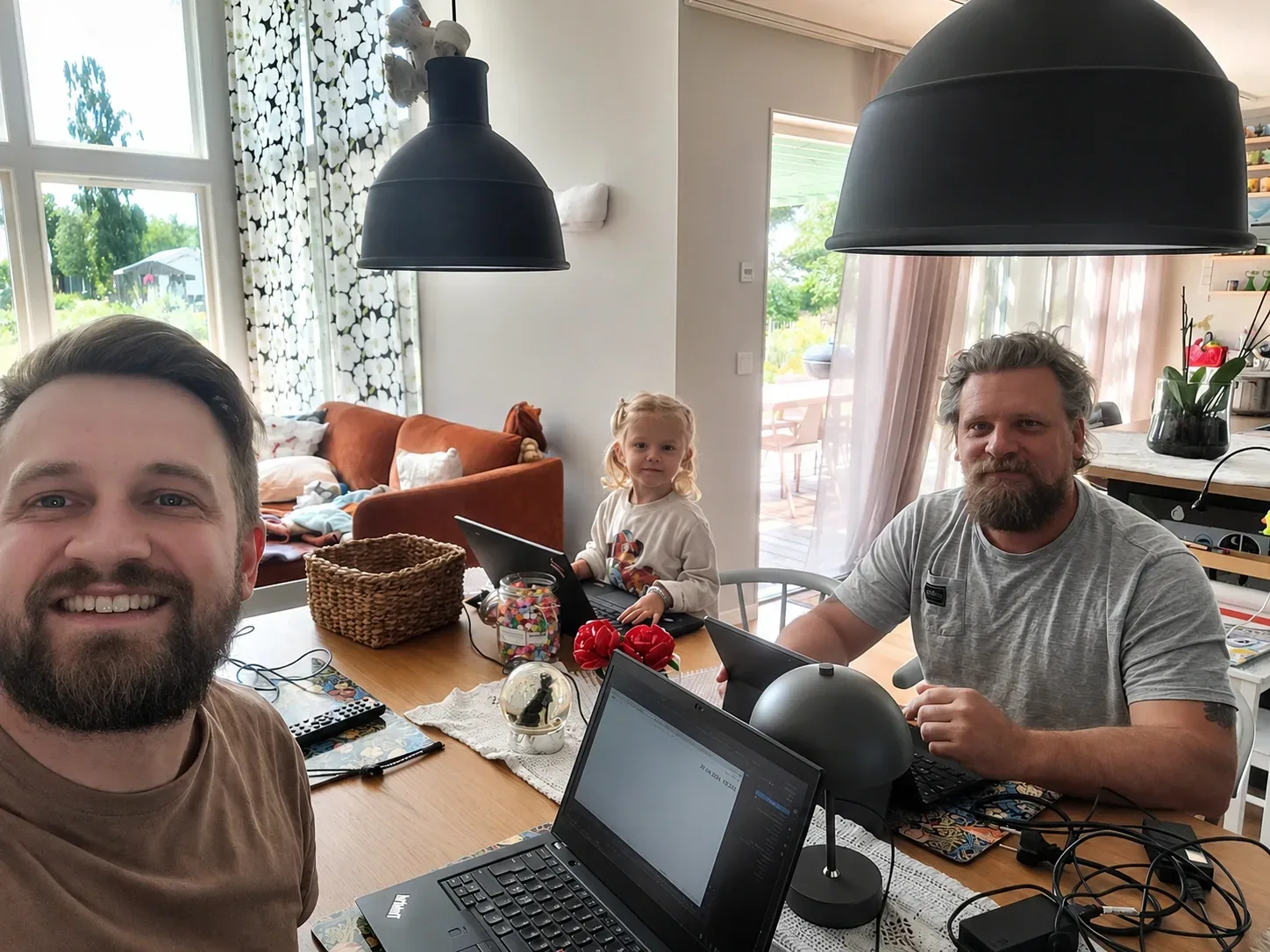 Varm föreningsmiljö med människor runt ett bord och en enkel digital plattform